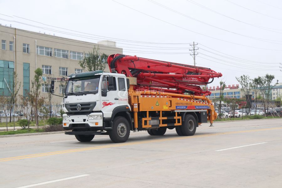 重汽豪曼310马力36米小型混凝土泵车